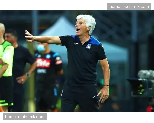 镜头下的加斯佩里尼:亚特兰大主帅在训练中亲自演示3-4-2-1阵型前压要求